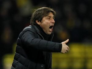 Ketika Conte Mendapatkan Hadiah Kaus Bertanda Tangan Mourinho