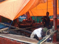 Cuaca Buruk, Nelayan di Cirebon Manfaatkan Perbaiki Kapal