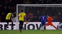 Troy Deeney, yang menjadi eksekutor berhasil menjalankan tugasnya dengan baik. Watford menutup babak pertama dengan unggul 1-0. (Andrew Couldridge/Reuters)