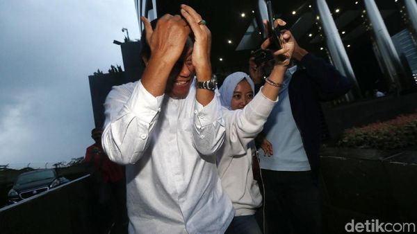 Aksi Tutup Wajah Agus Wahjudo Usai Diperiksa KPK