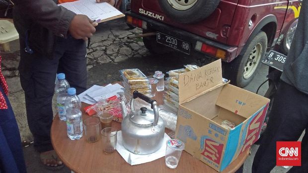 Posko tempat penampungan bantuan warga terdampak banjir di Cililitan Kecil, Jakarta Timur.