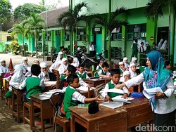 Longsor, Pelajar di Kota Blitar Terpaksa Belajar di Halaman Sekolah