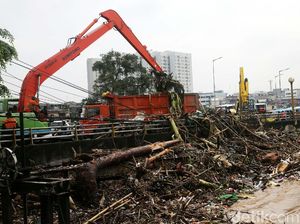 1.596 Ton Sampah Dibersihkan dari Ciliwung dalam 2 Hari