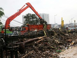 1.596 Ton Sampah Dibersihkan dari Ciliwung dalam 2 Hari