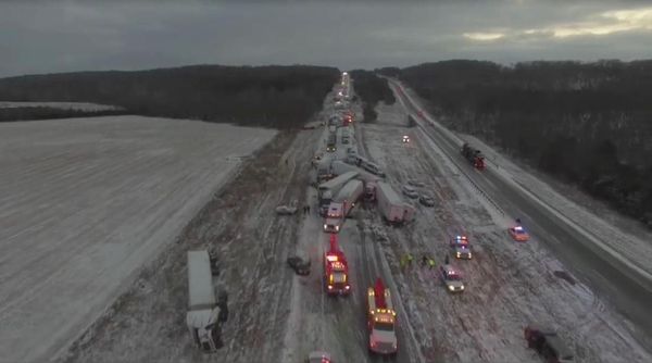 Foto: Puluhan Mobil Tabrakan Beruntun di Jalan Bersalju Missouri