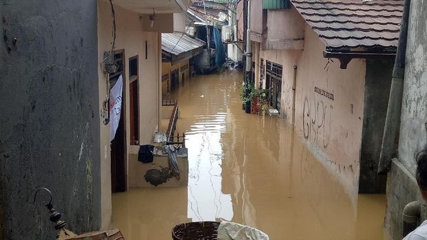 Banjir di Kampung Melayu Belum Surut, Tinggi Air Capai 3 Meter