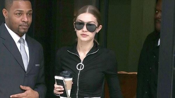 Gaya Syahrini hingga Gigi Hadid Pakai Celana Puluhan Juta yang Lagi Tren