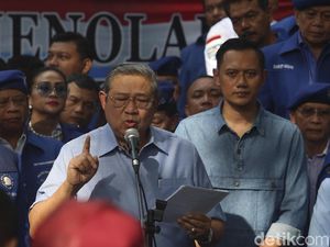 Gestur SBY Dibawa-bawa di Pose 1 Jari Luhut-Sri Mulyani Gestur SBY Dibawa-bawa di Pose 1 Jari Luhut-Sri Mulyani