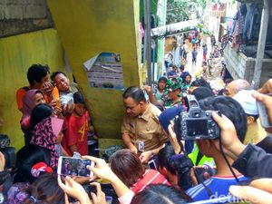 Sambil Cek Banjir di Kampung Arus, Anies Beli Pisang Goreng