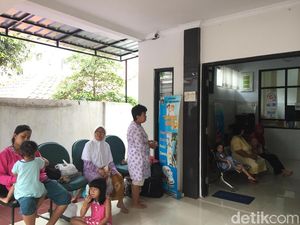 Korban Banjir di Rawajati Alami Gatal hingga Luka Kena Paku