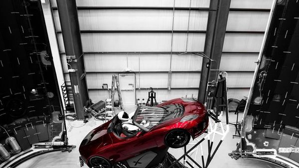Roket Falcon Heavy Boyong Robot dan Mobil ke Luar Angkasa