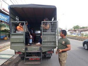 Cilegon Lumpuh, Mobil Aparat Diterjunkan Angkut Penumpang Cilegon Lumpuh, Mobil Aparat Diterjunkan Angkut Penumpang