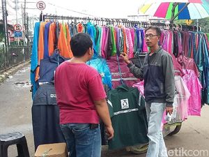 Hujan Guyur Jakarta, Penjual Jas Hujan Raup Rp 1 Juta/Hari