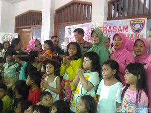 Ibu Bhayangkari Hibur Anak-Anak Pengungsi Banjir di Pejaten Timur