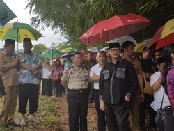 Gubernur Banten Ikut Antar Korban Longsor Bandara ke Pemakaman