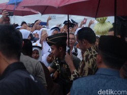 Pegang Payung Sendiri, Jokowi Ladeni Permintaan Foto Para Siswa
