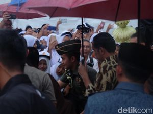Pegang Payung Sendiri, Jokowi Ladeni Permintaan Foto Para Siswa Pegang Payung Sendiri, Jokowi Ladeni Permintaan Foto Para Siswa