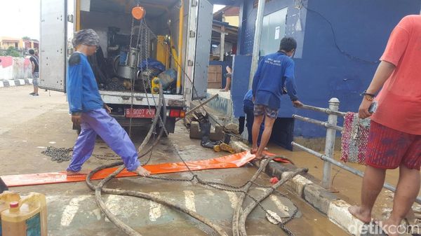 Foto: Petugas Sedot Air yang Rendam Kampung Pulo