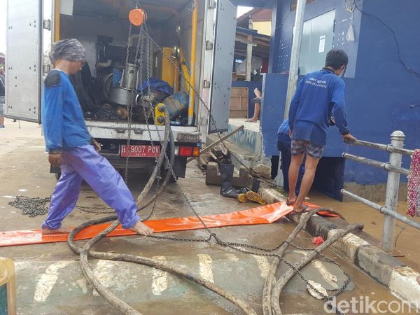 Foto: Petugas Sedot Air yang Rendam Kampung Pulo