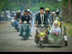 Arak-arakan Pengantin Naik Vespa