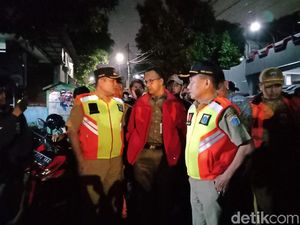 Anies Sebut Penanganan Banjir di Rawajati Berjalan Baik