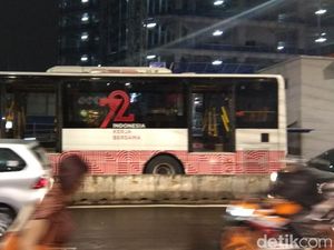 Bus TransJ Mogok di Depan Halte Tendean, Penumpang Menumpuk