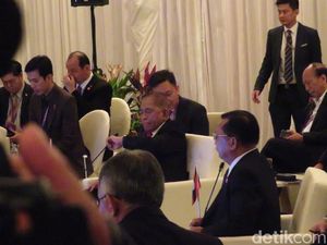 Momen Lucu Menhan Malaysia Jelang Sesi Foto di ADMM Singapura