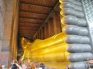 Megahnya Patung Emas Buddha Tidur