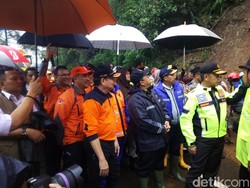 Kepala BNPB: Pencarian Korban Longsor Puncak Dilanjut Besok