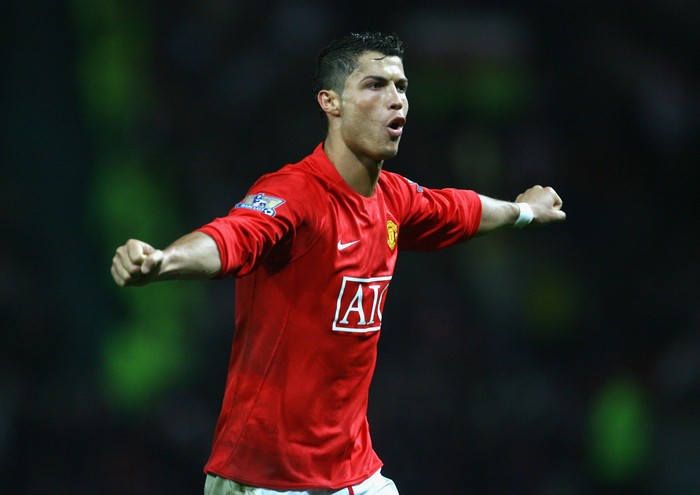 Galfot Ronaldo MANCHESTER, UNITED KINGDOM - NOVEMBER 15: Cristiano Ronaldo of Manchester United celebrates scoring his team's fifth goal during the Barclays Premier League match between Manchester United and Stoke City at Old Trafford on November 15, 2008 in Manchester, England. (Photo by Alex Livesey/Getty Images)
