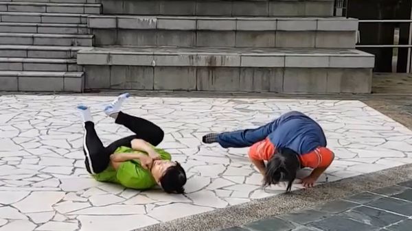 Foto: Hebatnya Dua Nenek Singapura yang Masih Kuat Olahraga Parkour
