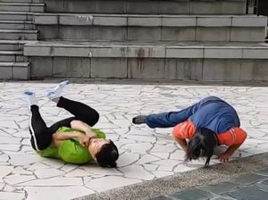 Foto: Hebatnya Dua Nenek Singapura yang Masih Kuat Olahraga Parkour