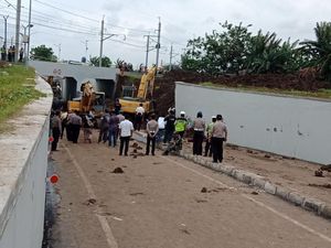 Ekskavator Didatangkan Lagi ke Lokasi Longsor Bandara Soetta Ekskavator Didatangkan Lagi ke Lokasi Longsor Bandara Soetta