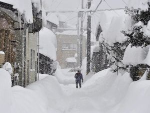 1.000 Mobil Terjebak Hujan Salju Lebat di Jepang