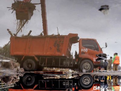 Beginilah Proses Pengangkutan Sampah di Kali Ciliwung