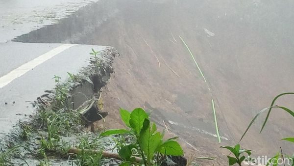 Penampakan Retakan di Aspal Jalur Puncak Bekas Sisa Longsor