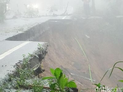 Penampakan Retakan di Aspal Jalur Puncak Bekas Sisa Longsor