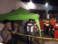 Petugas Dirikan Tenda di Lokasi Longsor Bandara Soekarno-Hatta