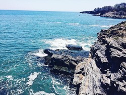 Corat-coret Tebing, Cewek Kembar Ini Didenda Belasan Juta