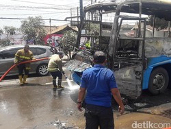 Bus Damri Hangus Terbakar di Depan Kampus IPDN Jatinangor