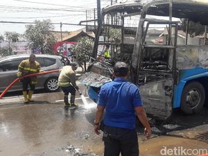 Bus Damri Hangus Terbakar di Depan Kampus IPDN Jatinangor Bus Damri Hangus Terbakar di Depan Kampus IPDN Jatinangor