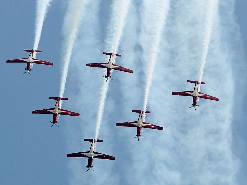 Video Atraksi Jupiter Aerobatic Team Pukau Warga Video Atraksi Jupiter Aerobatic Team Pukau Warga