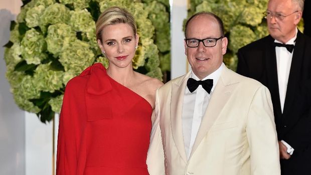 MONACO - MAY 10:  Prince Albert II of Monaco, Princess Gabriella of Monaco, Prince Jacques of Monaco and Princess Charlene of Monaco attend The Baptism Of The Princely Children at The Monaco Cathedral on May 10, 2015 in Monaco, Monaco.  (Photo by Pascal Le Segretain/Getty Images)