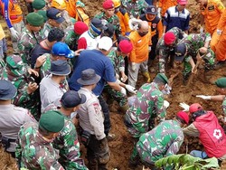 Prajurit Kostrad Ikut Bantu Evakuasi Korban Longsor di Bogor
