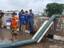 Banjir Kampung Pulo Belum Surut, Petugas Lakukan Penyedotan
