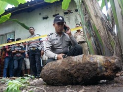 Gali Lubang untuk Kotoran Sapi, Warga Ini Temukan Mortir