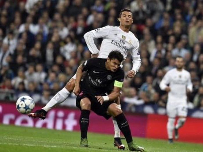 Real Madrids Portuguese forward Cristiano Ronaldo (L) vies with Paris Saint-Germains Brazilian defender Thiago Silva during the UEFA Champions League group stage football match Real Madrid CF vs Paris Saint-Germain (PSG) at the Santiago Bernabeu stadium in Madrid on November 3, 2015.   AFP PHOTO / GERARD JULIEN / AFP PHOTO / GERARD JULIEN