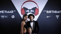 Neymar juga turut membawa serta anaknya Davi Lucca da Silva (Benjamin Cremel/Red Bull Content Pool)