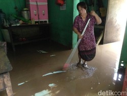 Banjir Kampung Arus Jaktim Surut, Warga Bersihkan Lumpur dari Rumah