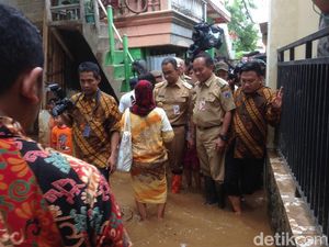 Pakai Sepatu Boots, Anies Tinjau Banjir Kampung Arus Cawang